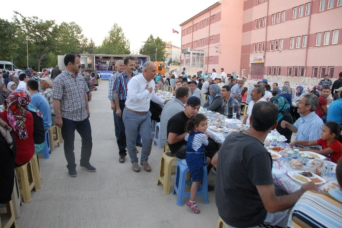 Karaman Belediyesi Mehmet Bey Mahallesinde İftar Sofrası Kurdu