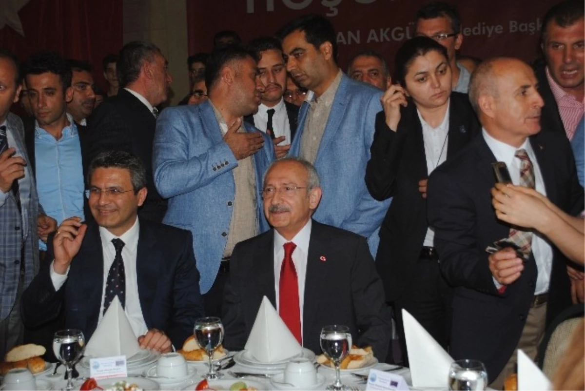 Kemal Kılıçdaroğlu, Tüyap\'ta Düzenlenen 15 Bin Kişilik İftara Katıldı