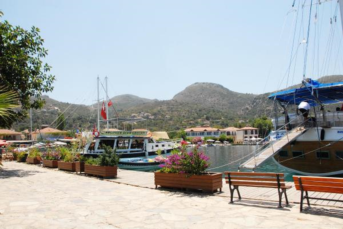 Marmaris\'te Korsan Tekneciler Haksız Rekabete Neden Oldu