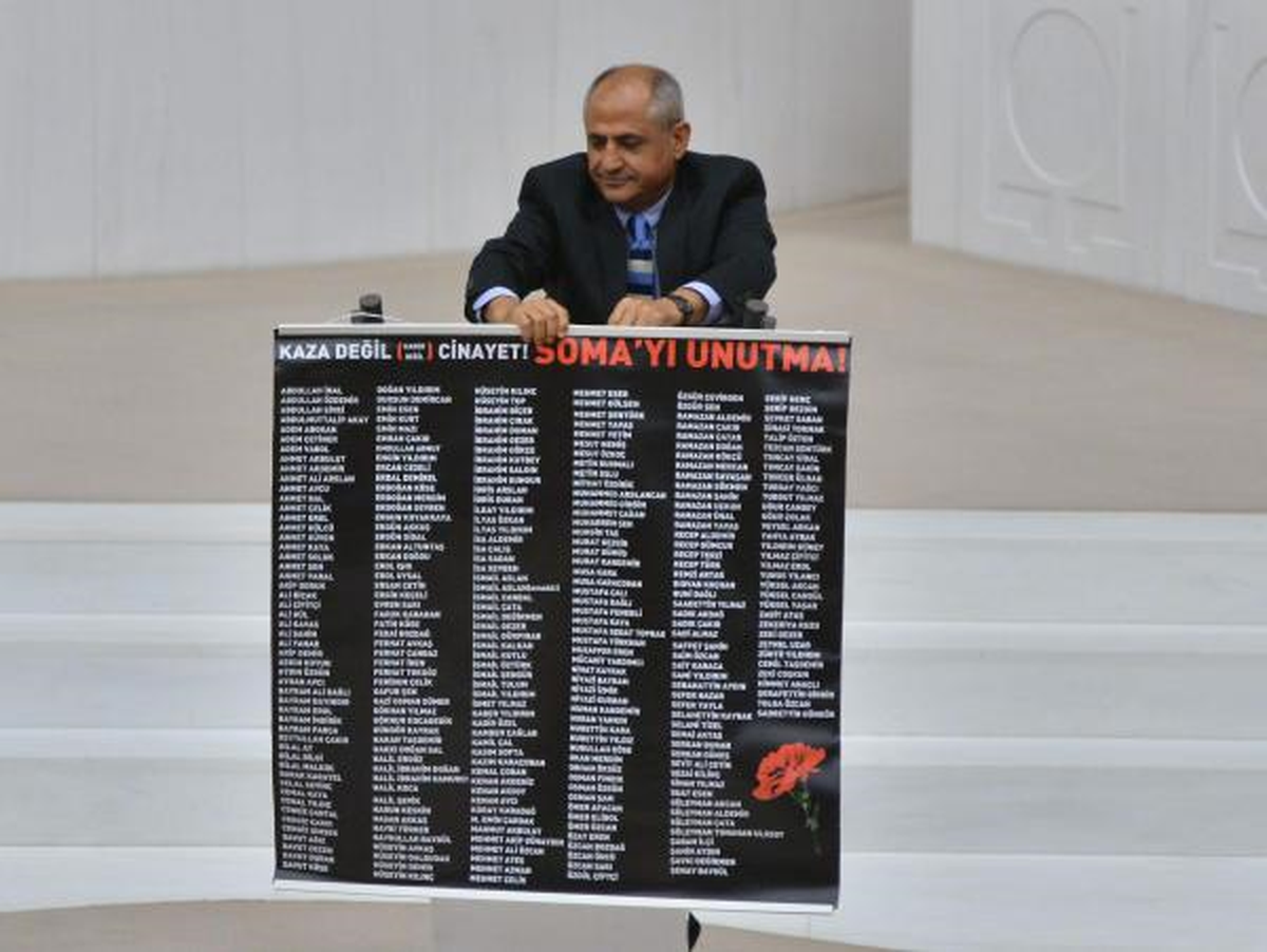 CHP\'li Çam, Kürsüye 301 Madencinin İsminin Yazılı Olduğu Pankart Astı