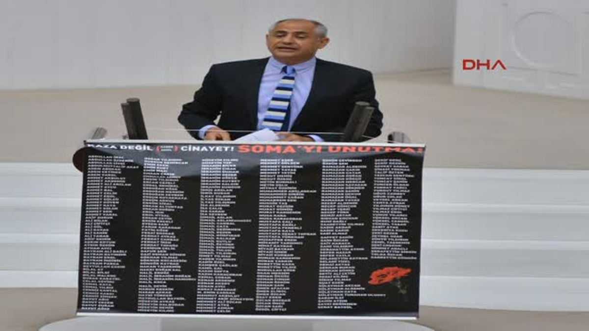 Kürsüye 301 Madencinin İsminin Yazılı Olduğu Pankart Astı