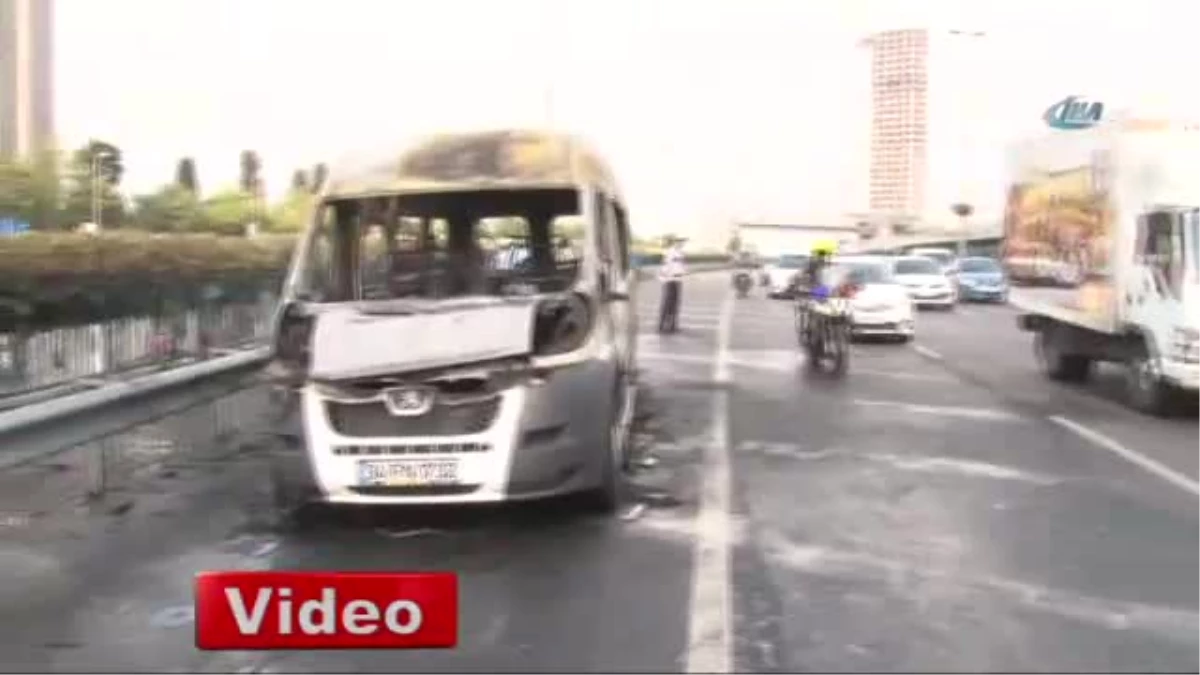 Mecidiyeköy\'de Yanan Minibüs Trafiği Felç Etti
