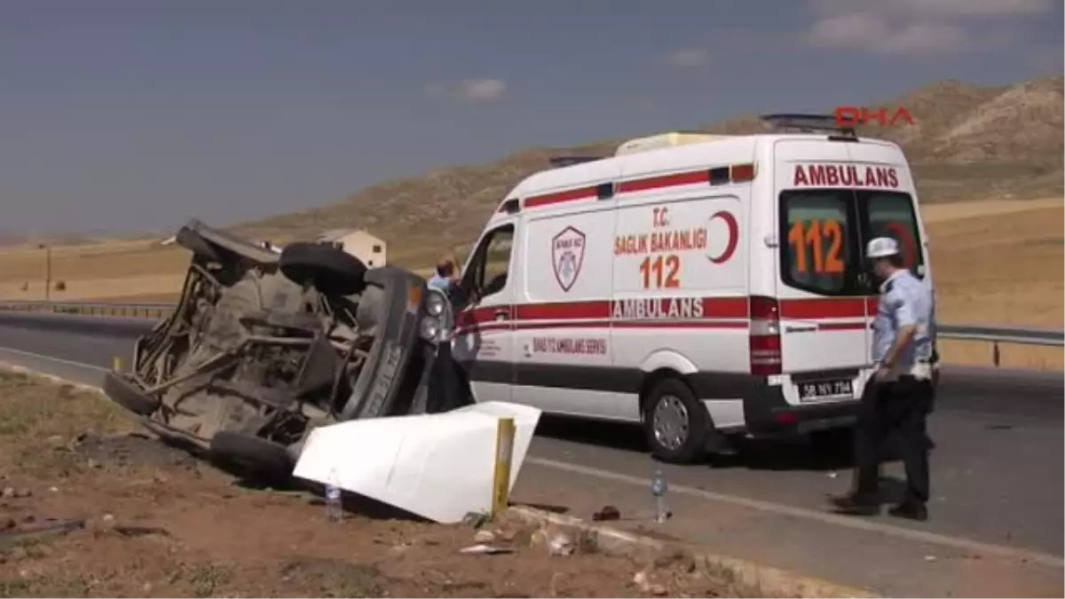 Minibüs Önündeki Otomobile Çarptı 3 Yaralı