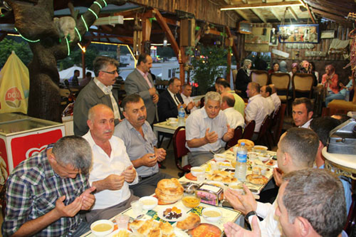 Muhtar\'dan İlçe Protokolüne İftar