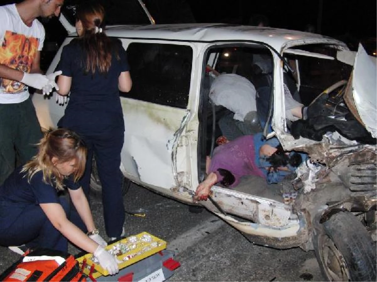 Otomobil Karşı Şeride Geçti: Biri Ağır 3 Yaralı