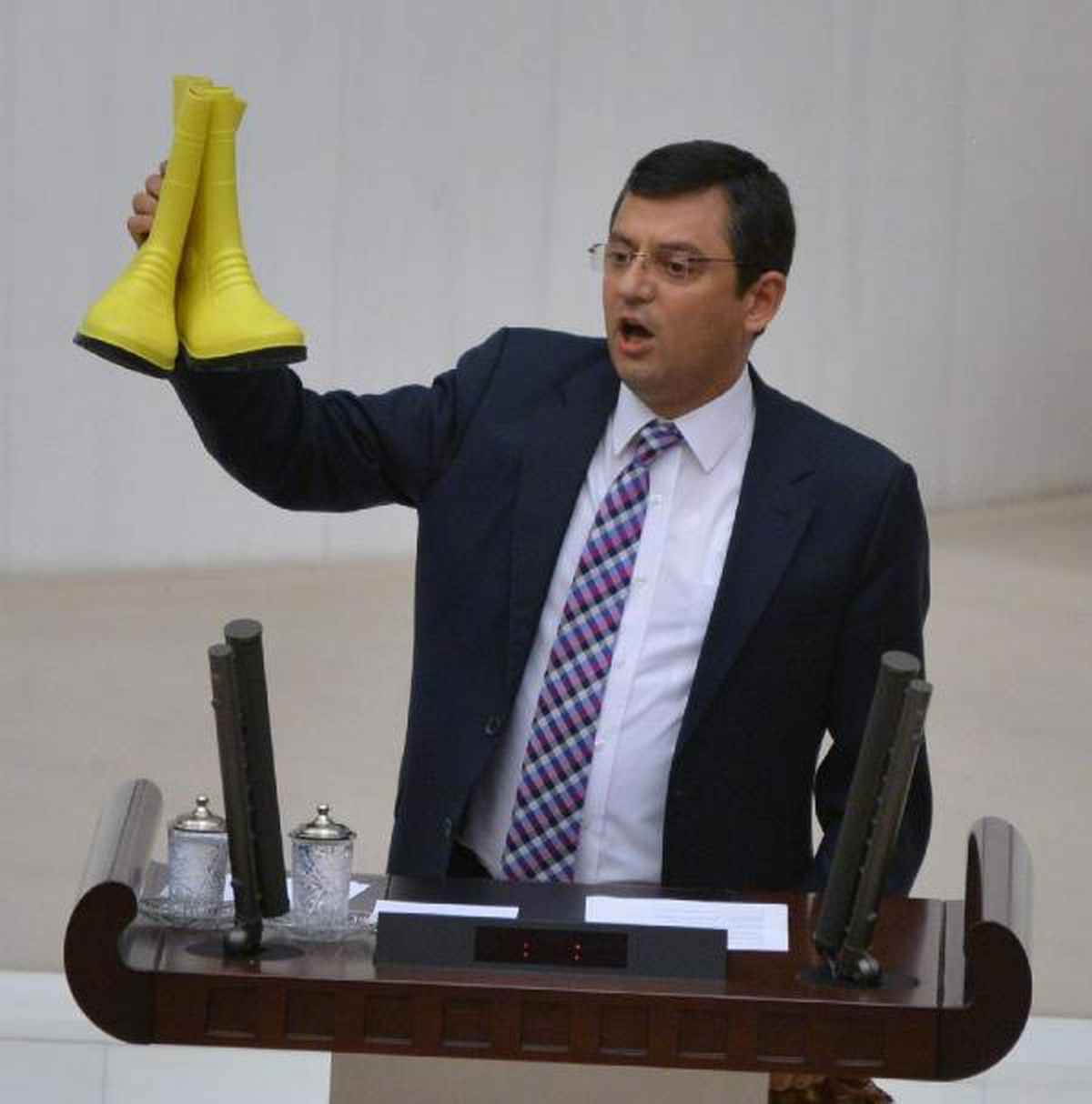 Özgür Özel\'den Çizmeli Tepki