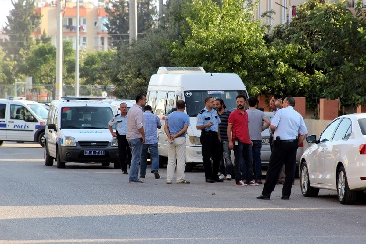 Polis, Bıçaklı Saldırganı Ayağından Vurarak Etkisiz Hale Getirdi