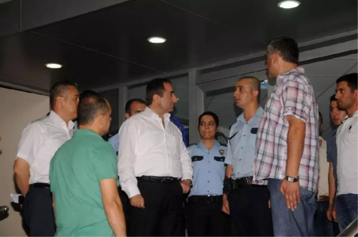 Polis Merkezindeki Bayrağı İndirmeye Çalışınca Bacağından Vuruldu (2)