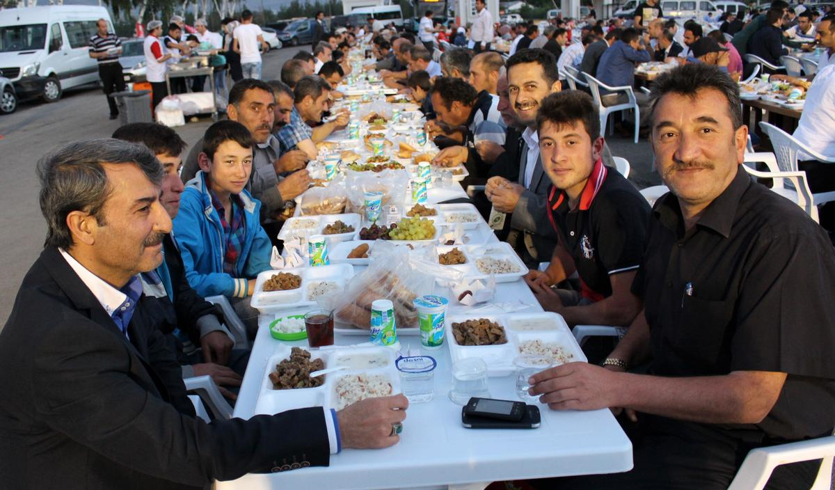 Sekmen, Çalışanlarına İftar Yemeği Verdi