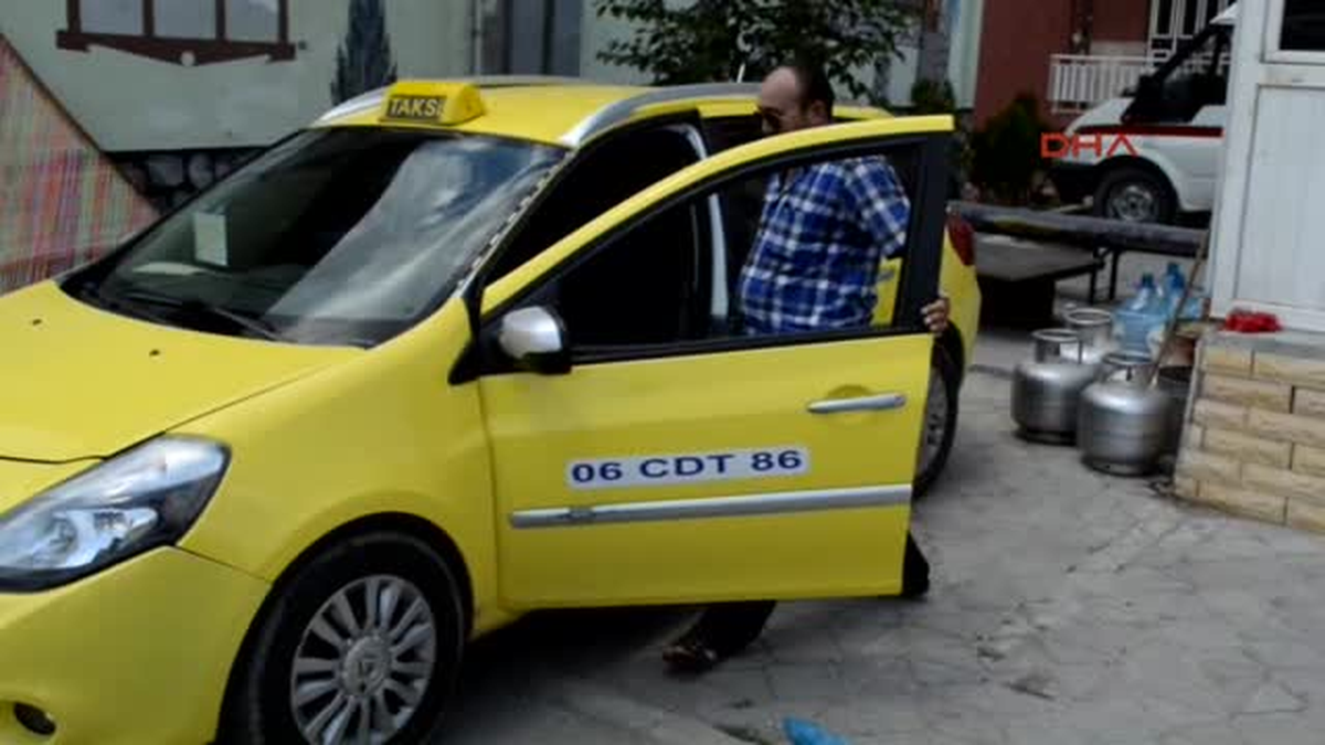 Taksi Durağında Müşteri Beklerken Şal Dokuyor
