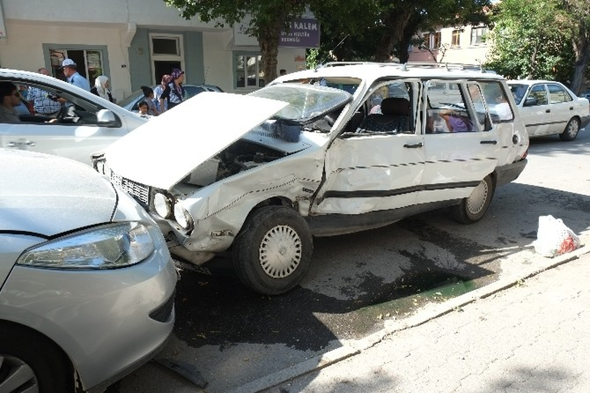 Trafik Kazası: 3 Yaralı