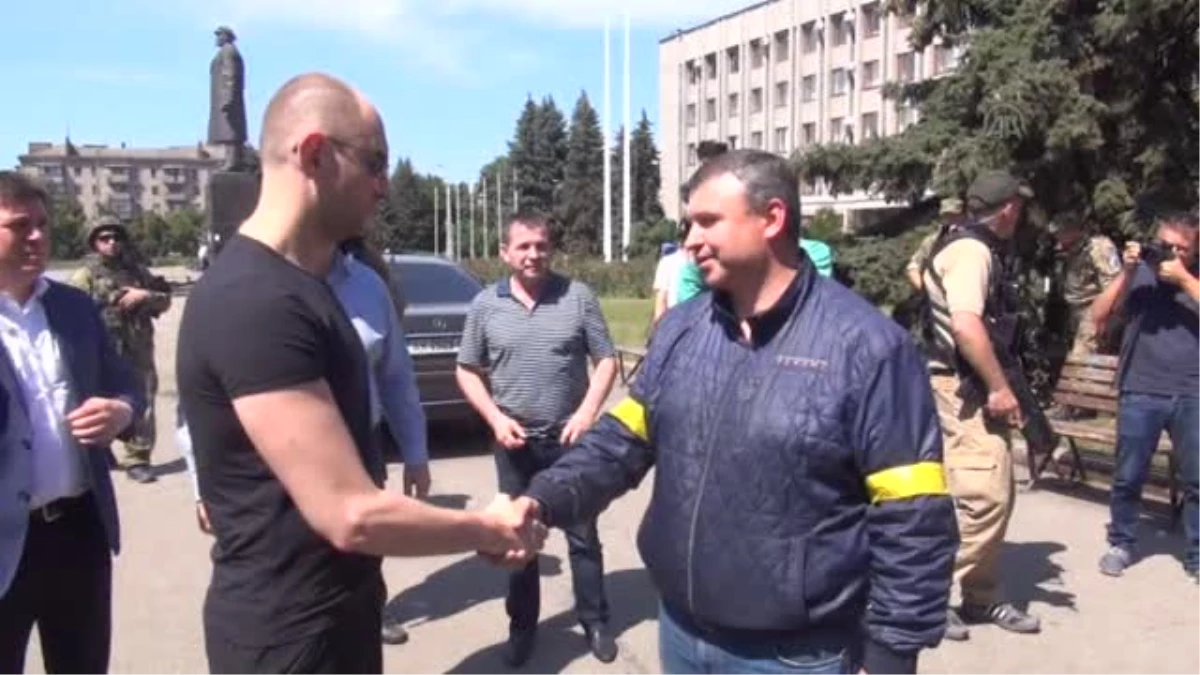 Ukrayna Başbakanı Yatsenyuk çatışmalardan zarar gören bölgelerde (2) -