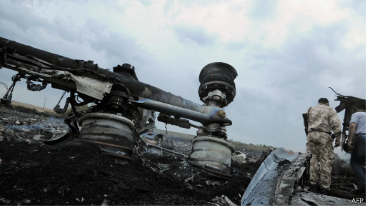Ukrayna\'da Yolcu Uçağının Düştüğü An Amatör Kameraya Kaydedildi