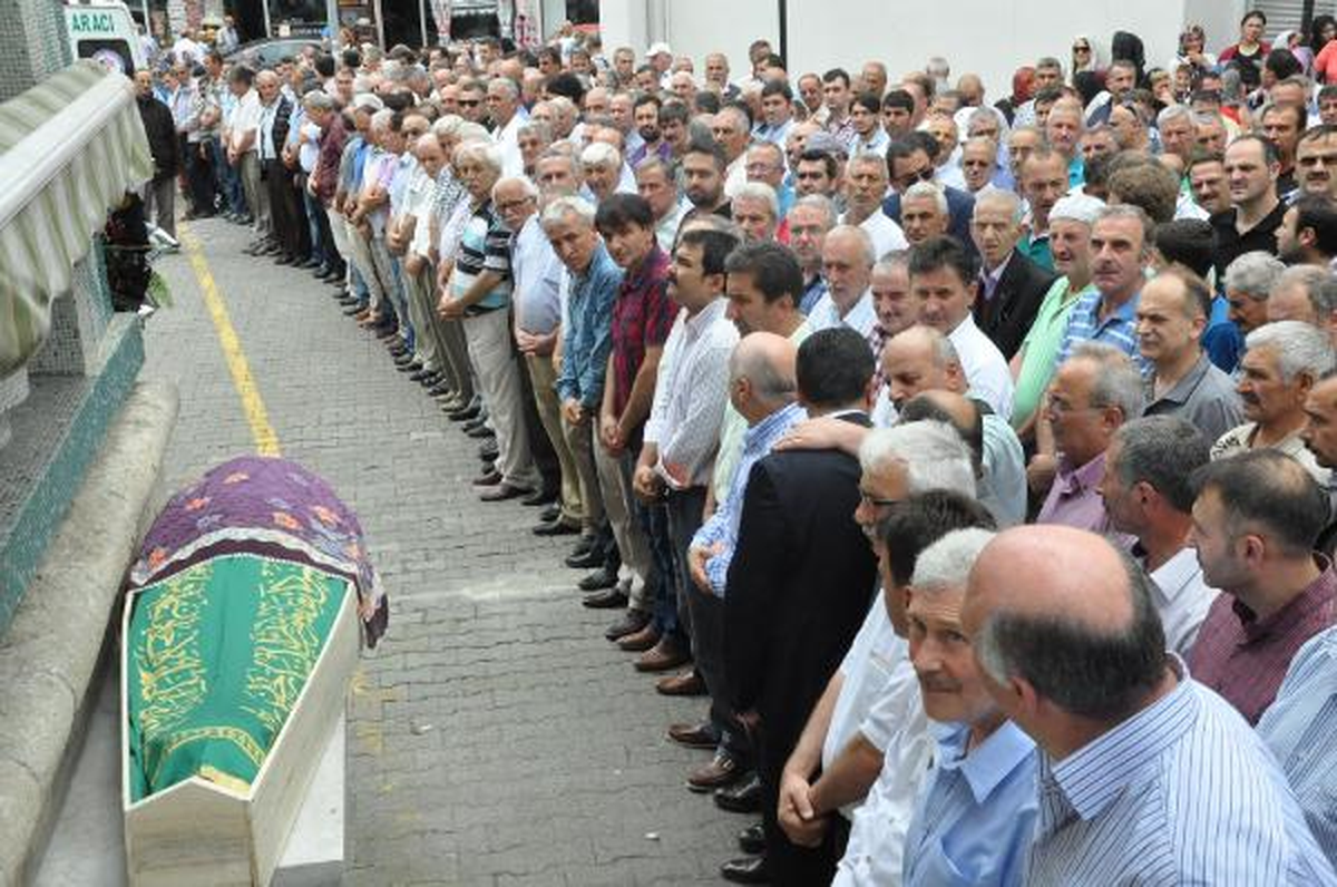 Volkan Konak\'ın Kazada Ölen Teyzesi Toprağa Verildi