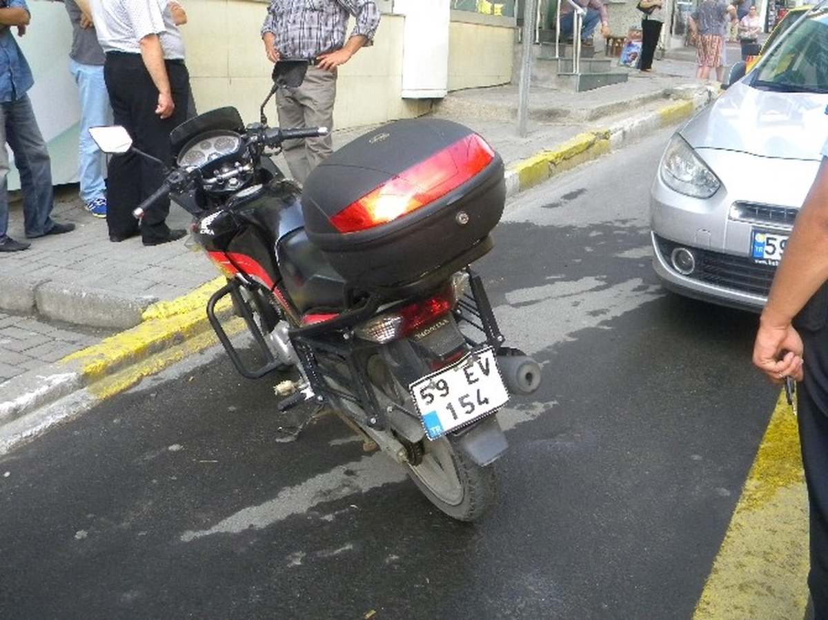 Yayaya Çarpınca Motosikletini Bırakıp Kaçtı