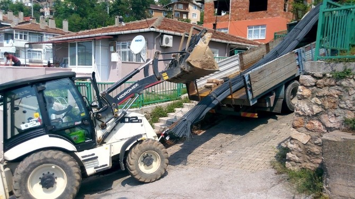 Yolda Kalan Kamyona İlginç Çözüm