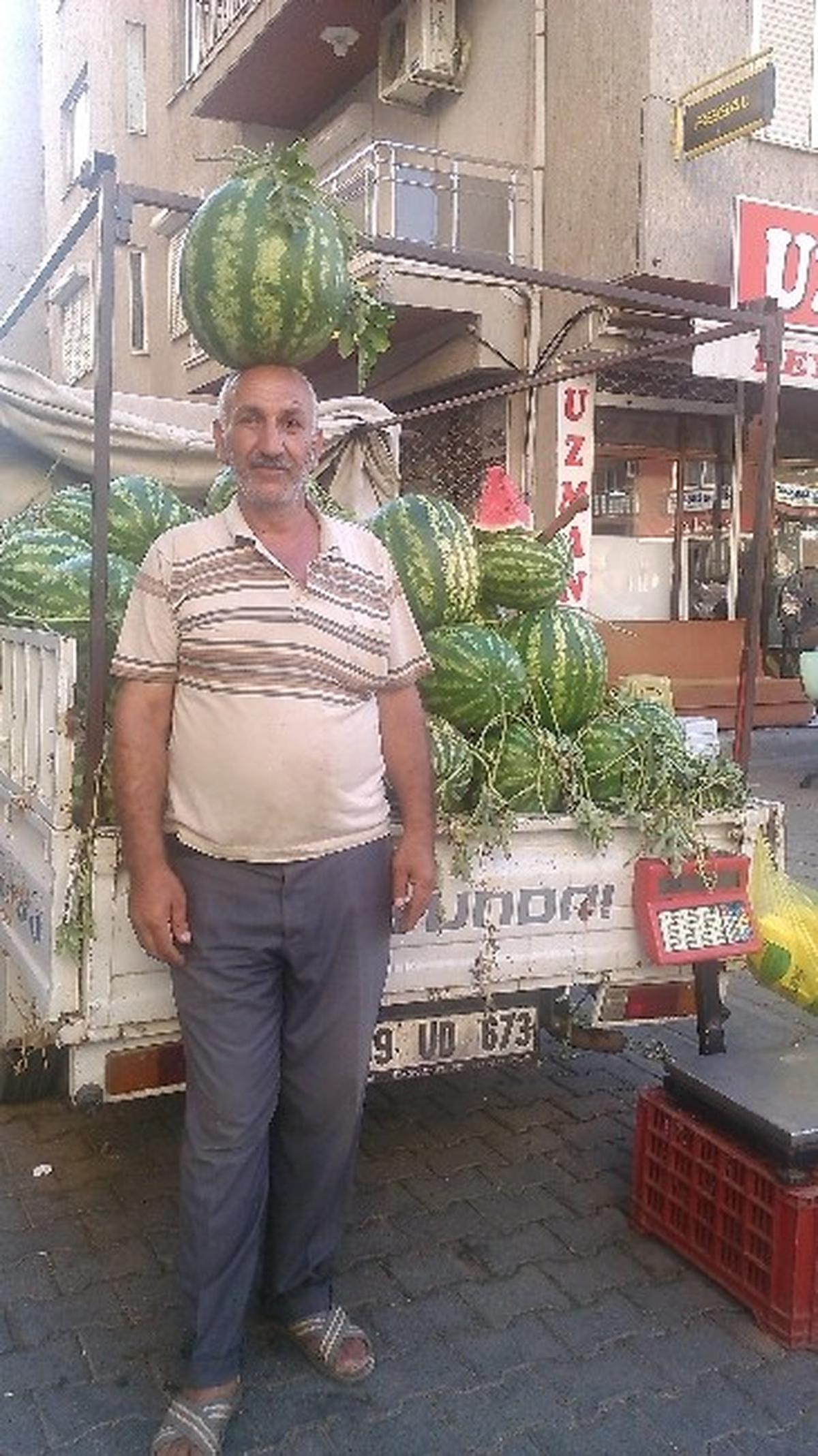 25 Kiloluk Karpuzu Kafasının Üzerinde Taşıyor