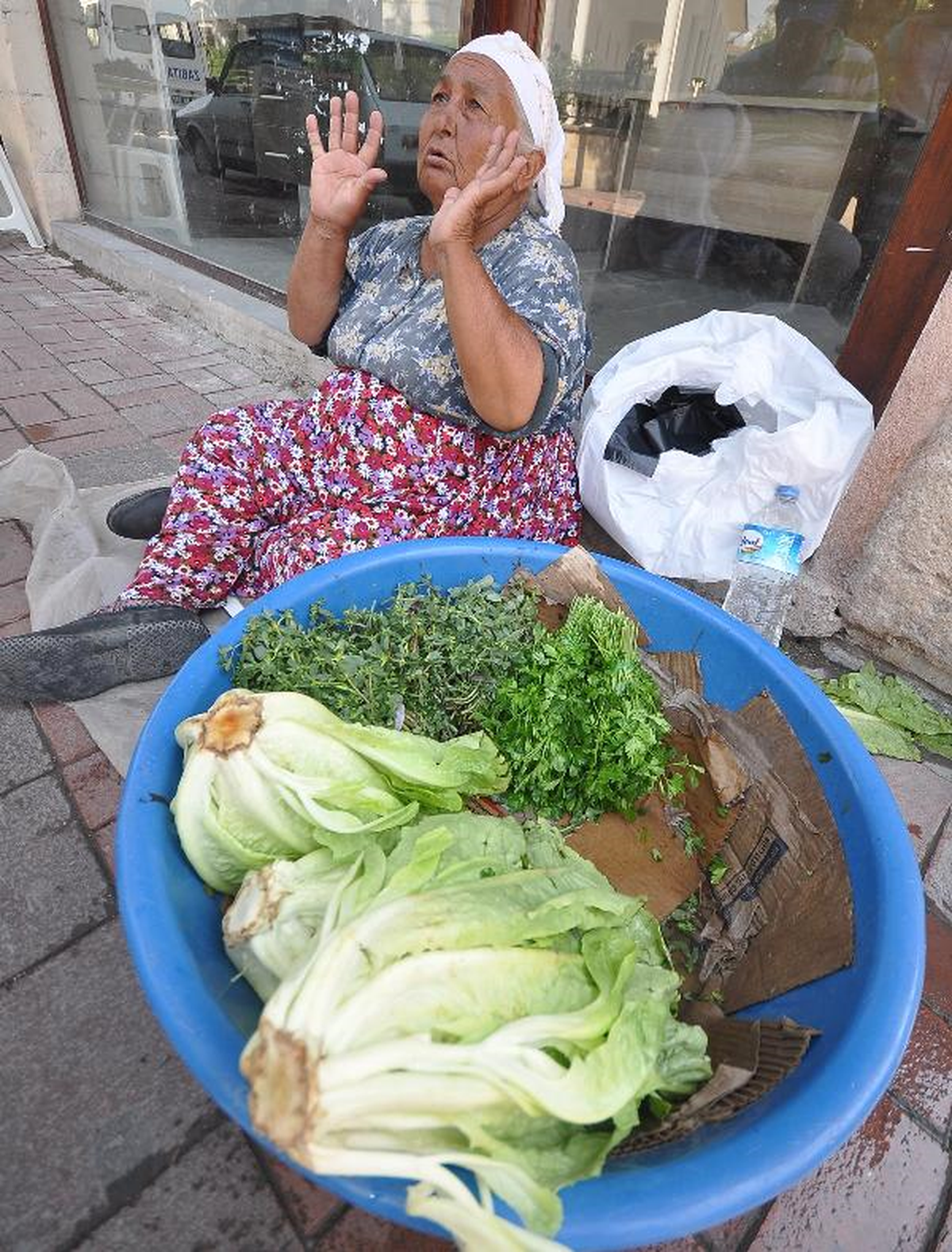 30 Yıldır Kaldırımda Sattığı Sebzelerle Hasta Eşi ve Çocuklarına Bakıyor