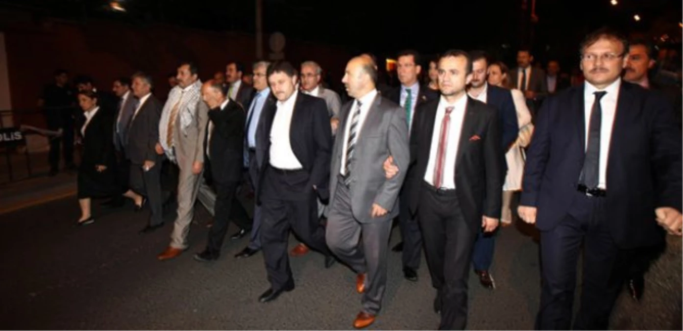 Milletvekilleri İsrail Büyükelçiliğine Yürüdü
