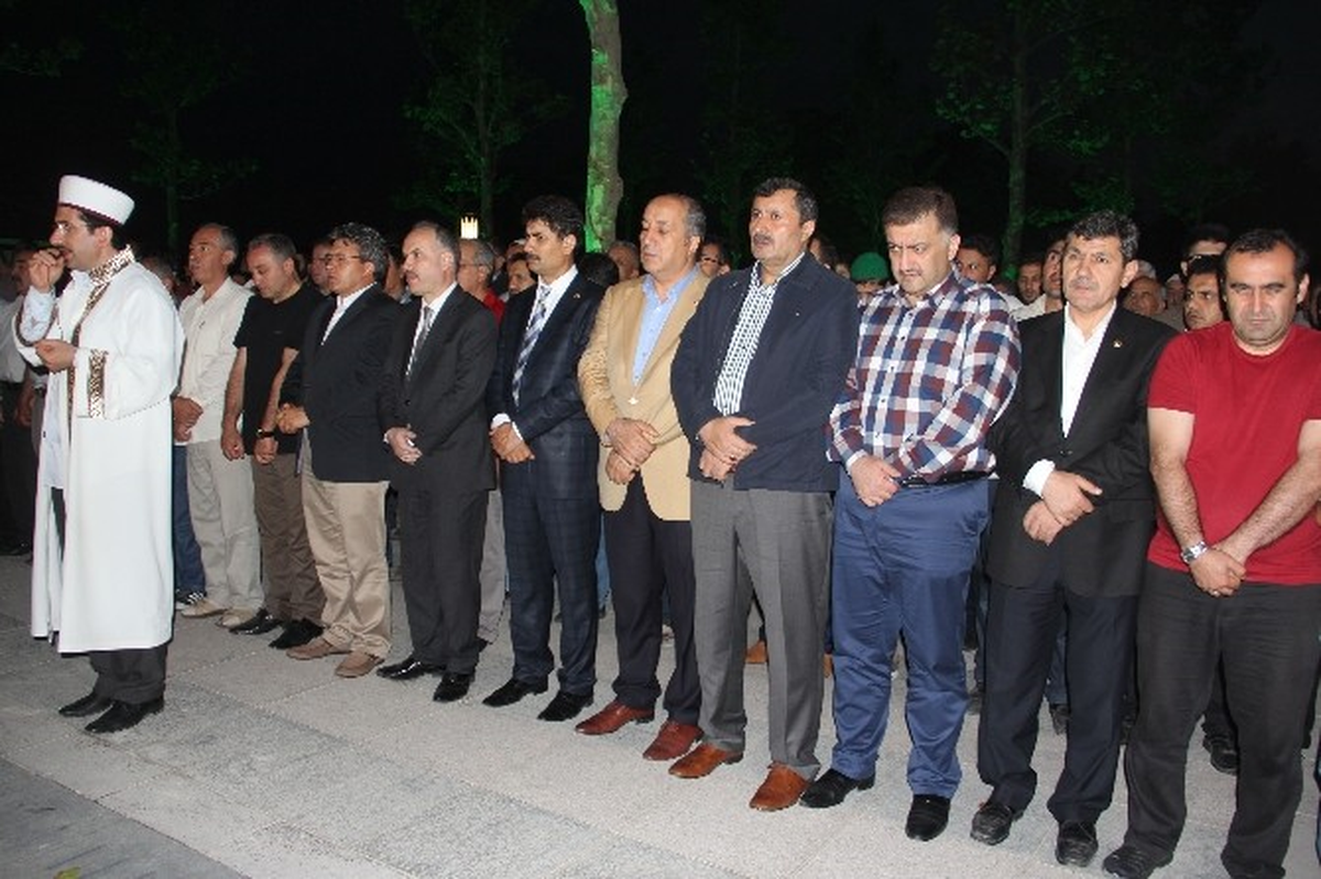 AK Parti\'liler Gazze\'de Ölenler İçin Gıyabi Cenaze Namazı Kıldı