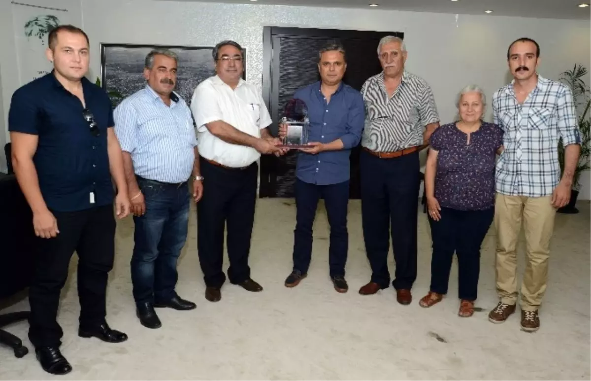 Alevi Derneklerinden Başkan Uysal\'a Plaket
