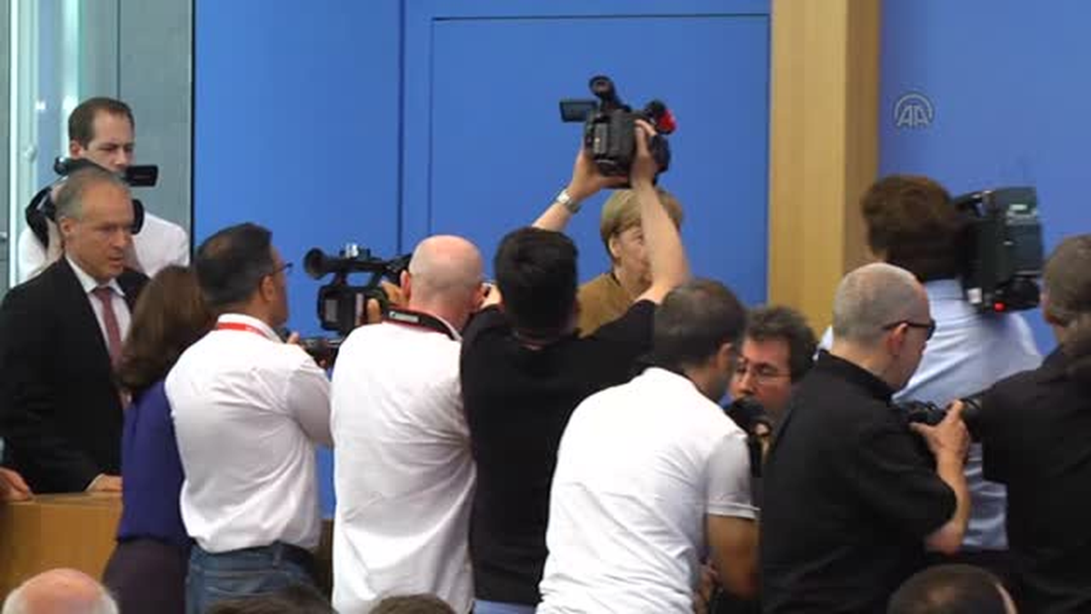 Angela Merkel, gazetecilerle bir araya geldi -