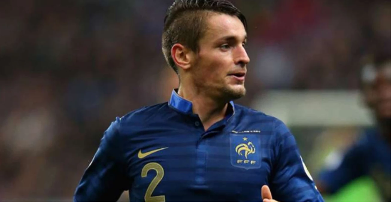 Arsenal, Savunma Oyuncusu Debuchy\'i Kadrosuna Kattı