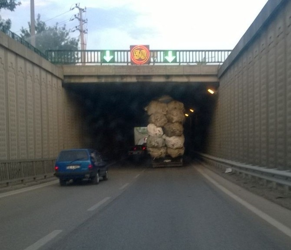 Aşırı Yük Alan Kamyon Trafikte Tehlike Saçtı