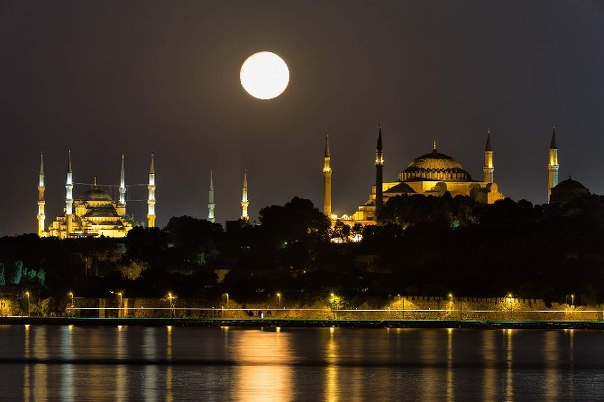 Ay Işığının İstanbul ile Büyüleyici Dansı