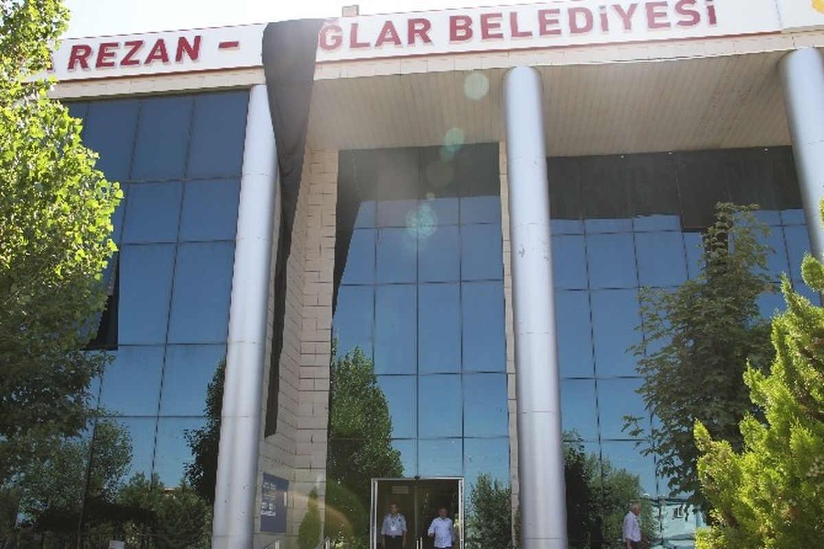 Bağlar Belediyesi Saldırılara Karşı Siyah Bayrak Astı