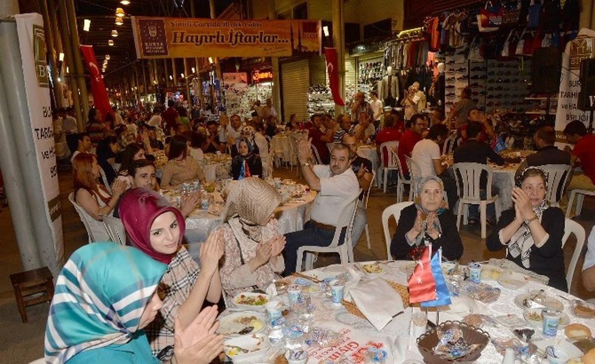 Bursa\'da Tarihi Çarşıda 750 Metrelik İftar Sofrası Kuruldu