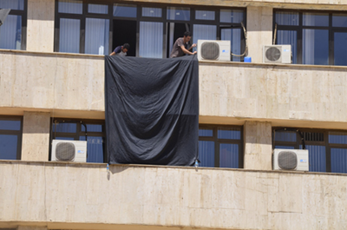 Büyükşehir'e Siyah Bayrak Asıldı
