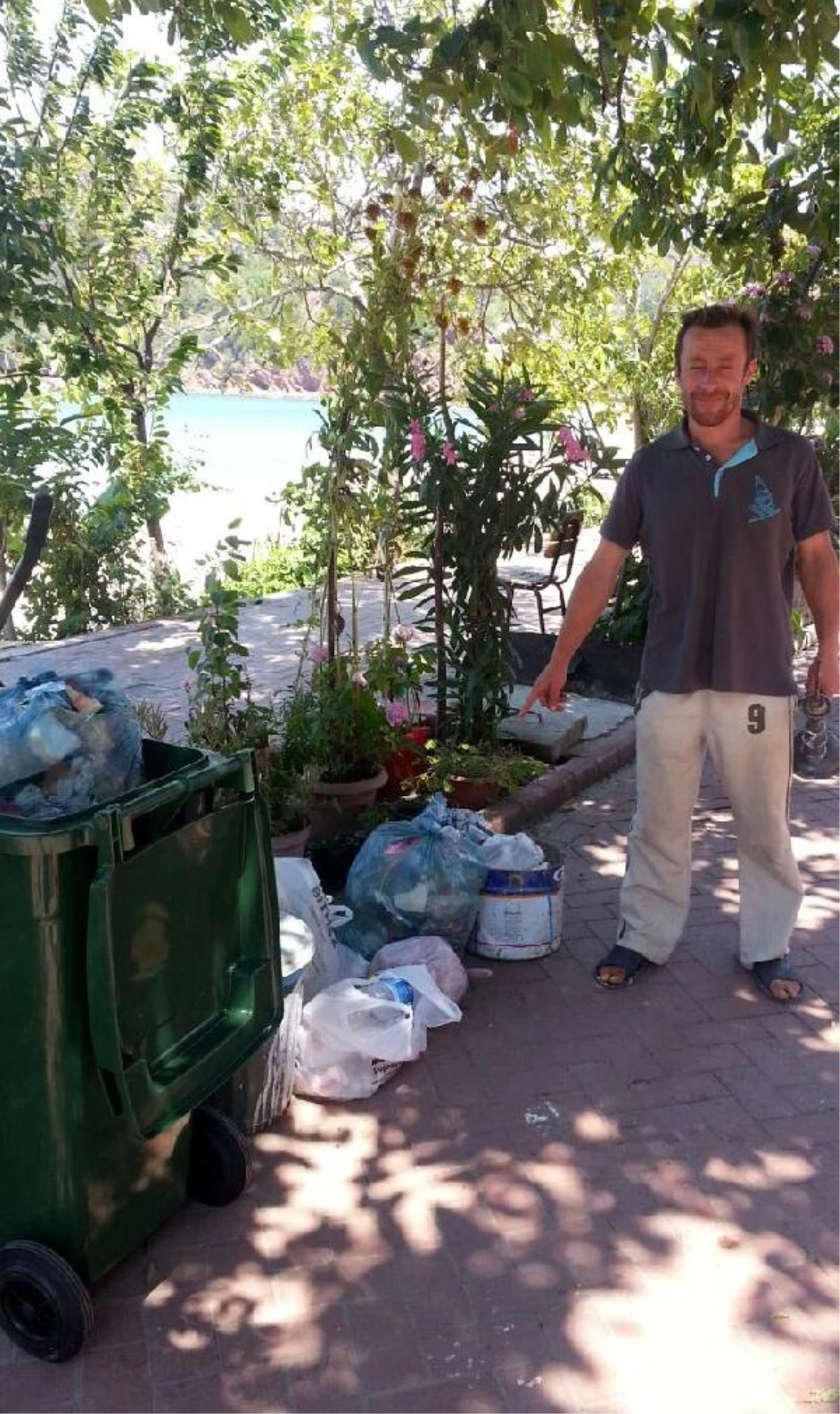 Çakraz Tatil Beldesinde Biriken Çöpler Tepki Çekti