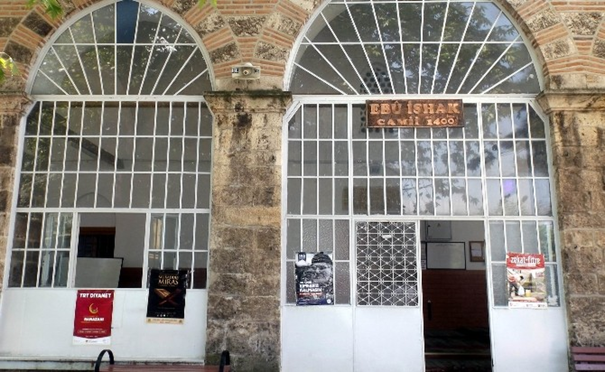 Cami Şamdanlarını Çalmaya Kalkan Hırsız, Amaçlarına Ulaşamadı