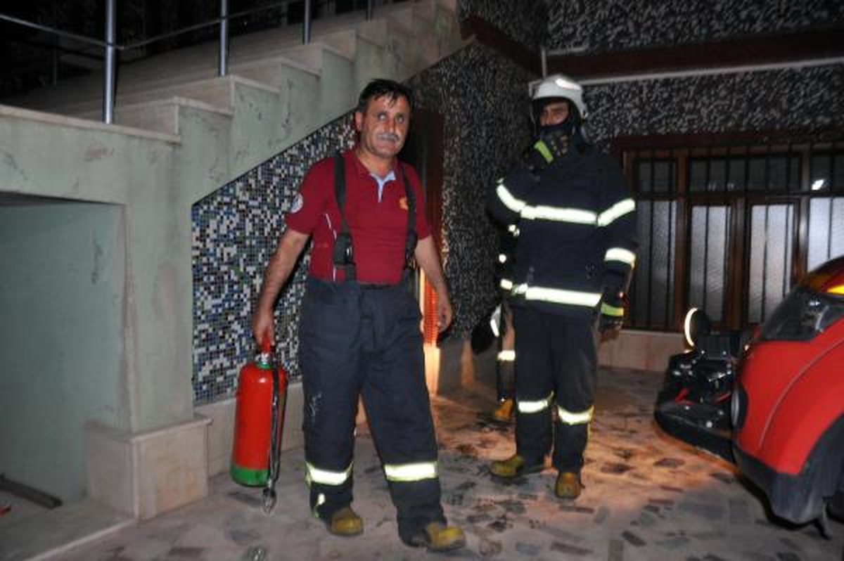 Camide Trafo Patladı; Cemaat Namazı Yarıda Bıraktı