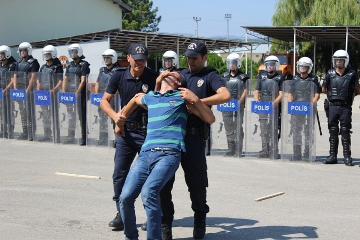 Çevik Kuvvet Polisinin Tatbikatı Gerçeği Aratmadı