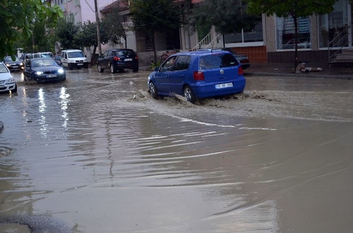 Çorum\'da Ev ve İş Yerleri Sular Altında Kaldı