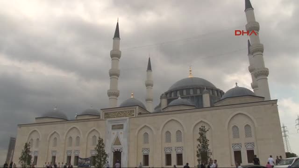 Cuma Namazı\'nı Büyükelçilik Konutu Önünde Kıldılar