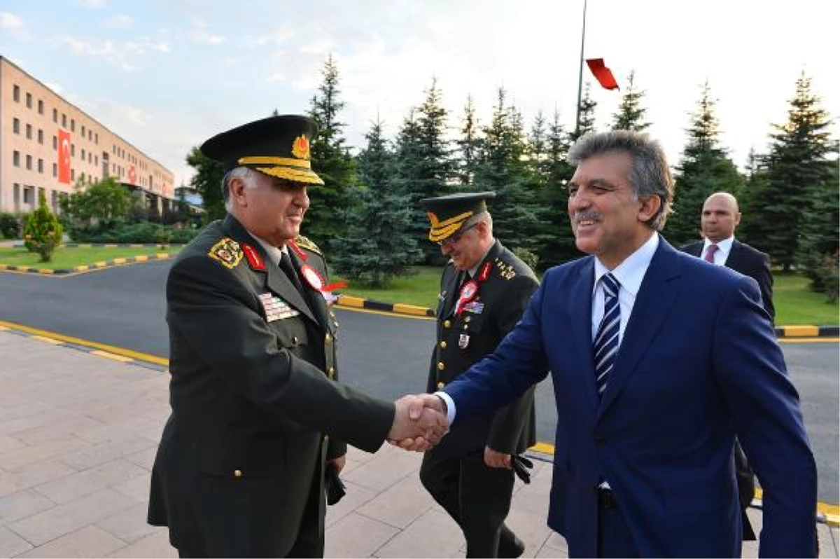 Gül, Cumhurbaşkanlığı Muhafız Alayının Yıl Dönümü Törenine Katıldı