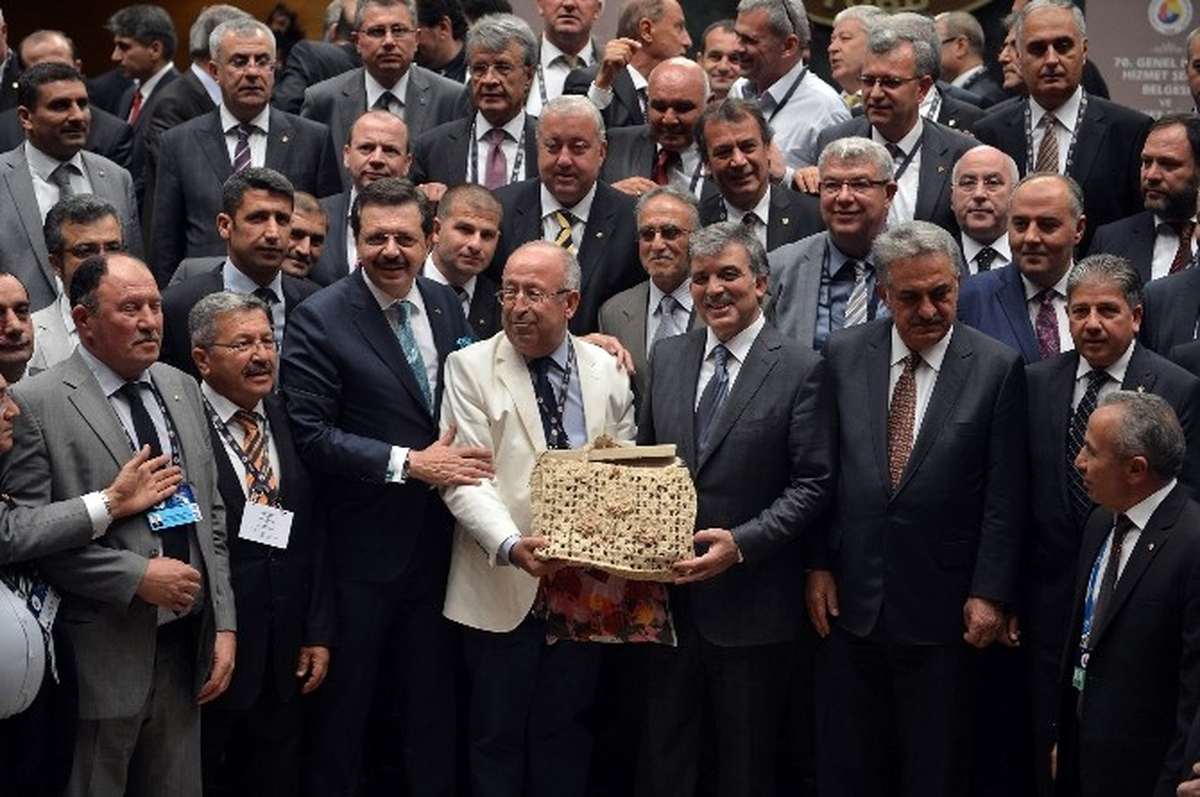 Cumhurbaşkanı Gül\'e Muz Lifinden Yapılmış Çanta
