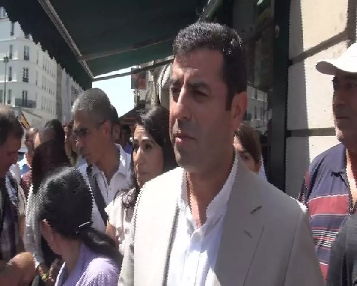 Demirtaş, Paris\'te PKK\'lı 3 Kadının Öldürüldüğü Yere Çiçek Bıraktı