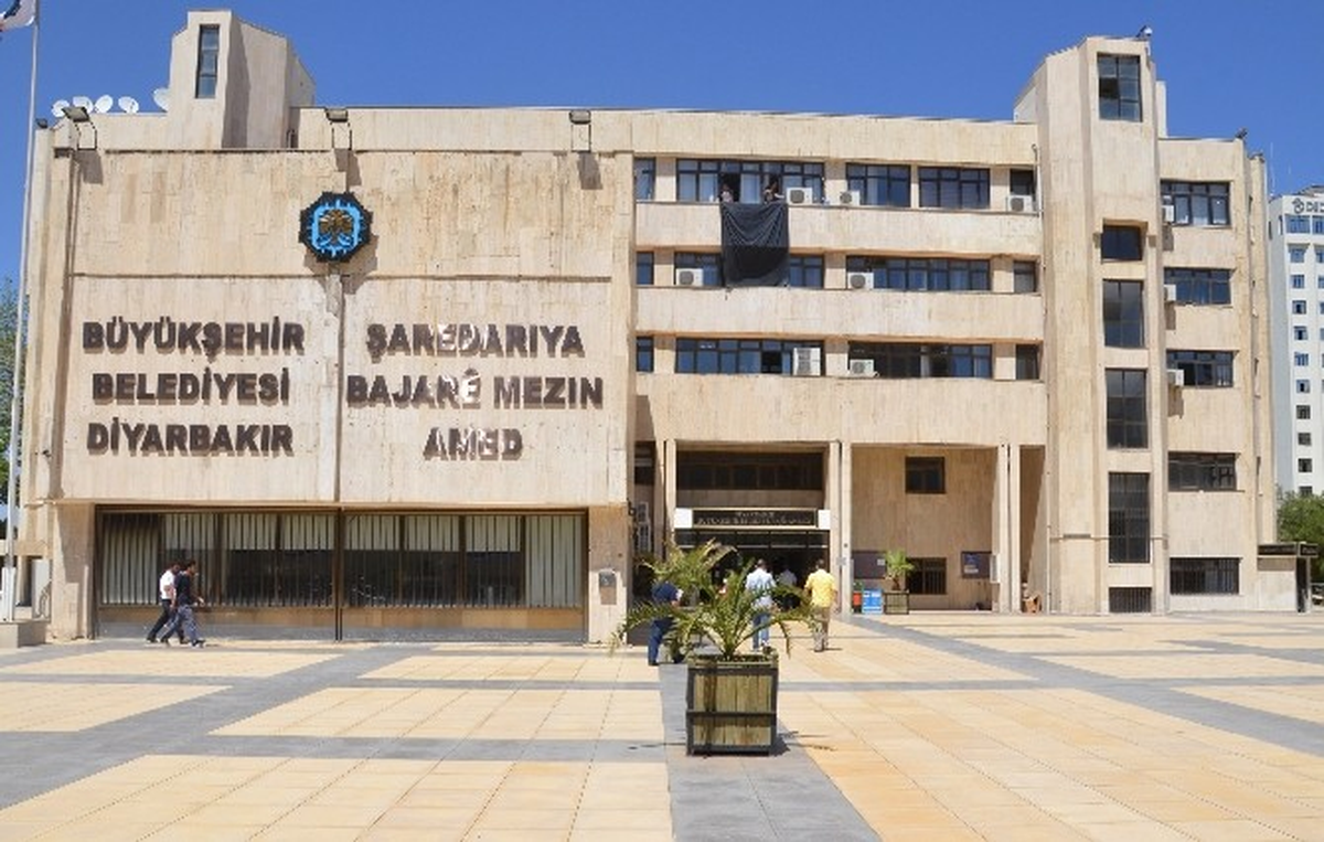 Diyarbakır Büyükşehir Belediyesi\'nden Siyah Bayraklı Tepki