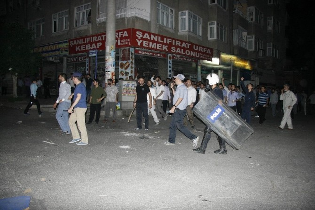 Diyarbakır\'da İslami Derneğe Atılan Ses Bombası Sonrası Olaylar Çıktı