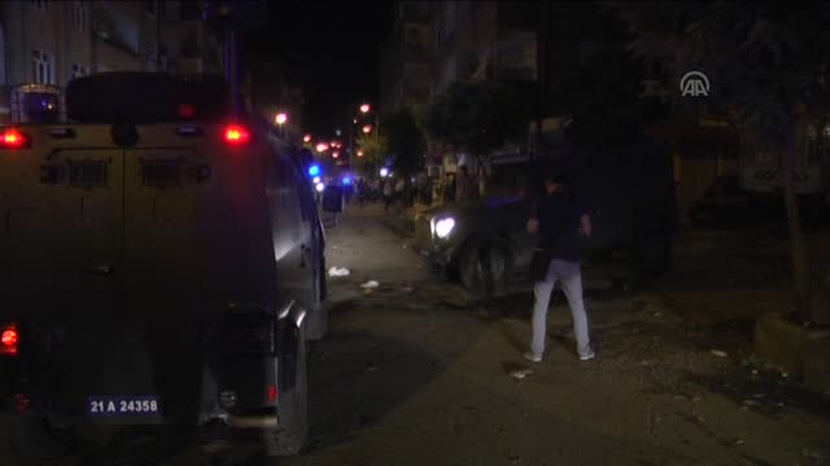 Diyarbakır\'daki Gerginliğe Polis Müdahalesi