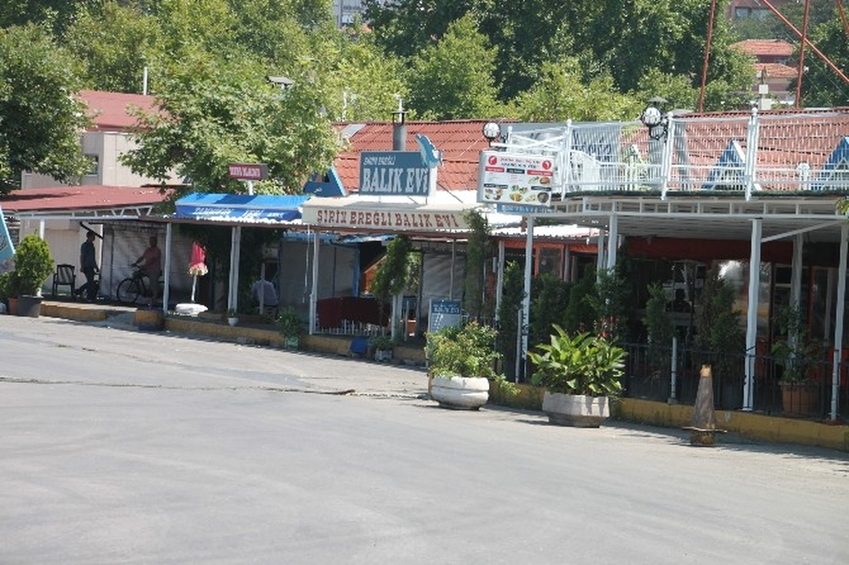 Ereğli Belediyesi, Bozhane Limanı\'ndaki Balıkçı Lokantalarını Kapattı