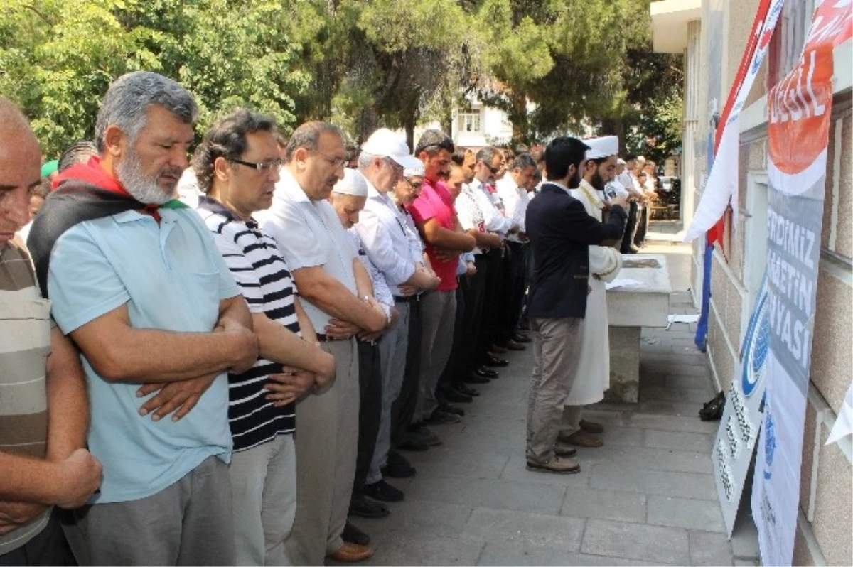 Filistin\'de Ölenler İçin Gıyabi Cenaze Namazı Kılındı