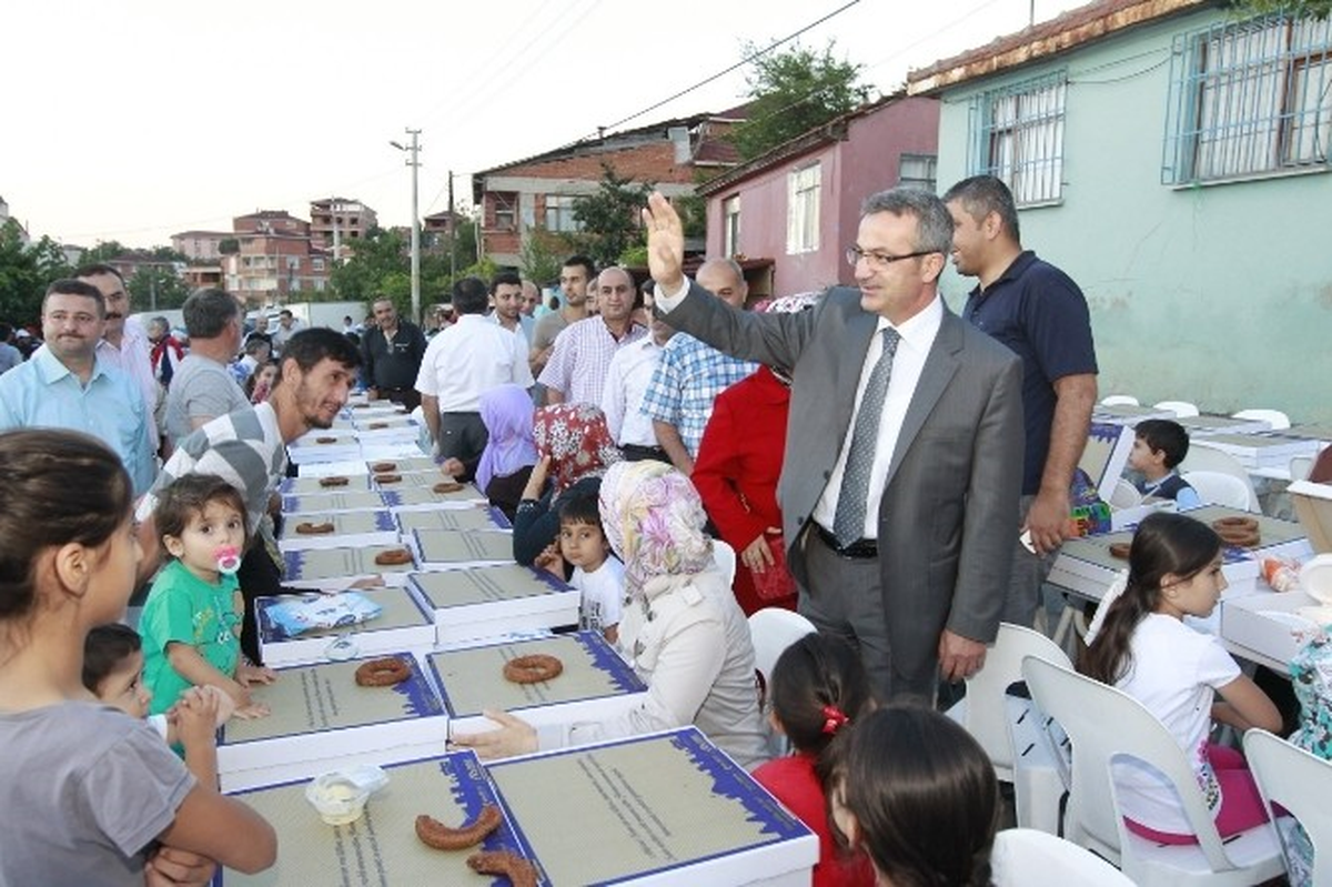 Gebze Ulus\'ta Bereket Sofrası