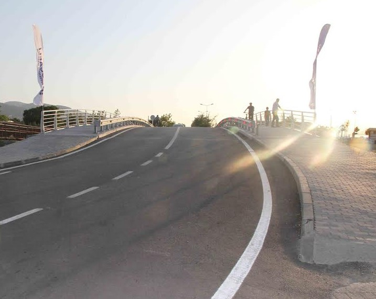 Gölcük\'te İki Parkı Birleştiren Modern Köprü Hizmete Girdi