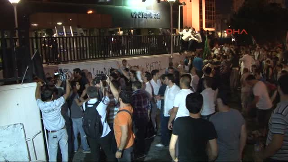 İstanbul\'da İsrail Başkonsolosluğu Önünde Polis Müdahalesi