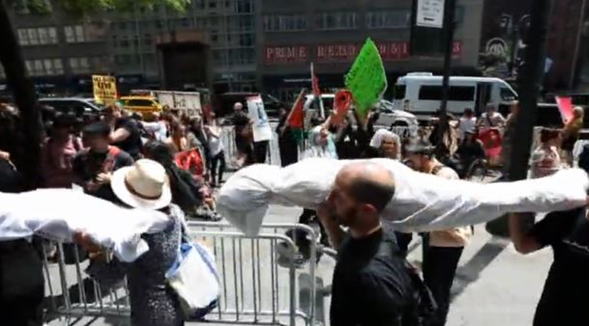 İsrail ve Mısır Misyonları Önünde \'Kefenli\' Protesto